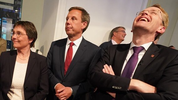 Daniel Günther (r-l), Ministerpräsident und CDU-Spitzenkandidat, lacht neben und Thomas Losse-Müller, Spitzenkandidat der SPD, und Monika Heinold, Finanzministerin und Spitzenkandidatin von Bündnis 90/Die Grünen, im Landeshaus vor einem TV-Studio am Wahlabend. © dpa-Bildfunk Foto: Marcus Brandt/dpa