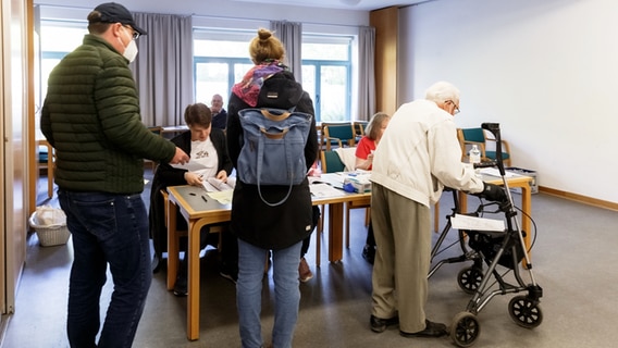 Wähler stehen in einem Wahllokal in Bargteheide © dpa-Bildfunk Foto: Markus Scholz