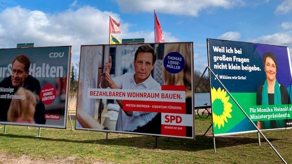 In Kiel sind die Spitzenkandidaten Daniel Günther, CDU, Thomas Losse-Müller, SPD, und Monika Heinold, Grüne, auf Wahlplakaten für die Landtagswahl 2022 in Schleswig-Holstein abgebildet. © NDR Foto: Anna Grusnick