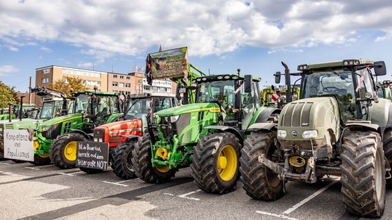 Traktoren stehen zum Auftakt der Agrarministerkonferenz auf dem Exerzierplatz in Kiel. © picture alliance Foto: Axel Heimken