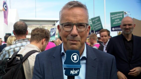 NDR-Reporter Andreas Schmidt berichtet von einer Demonstration. © NDR Foto: NDR Screenshots