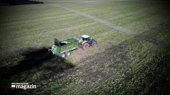 Ein Traktor fährt über ein Feld. © NDR 