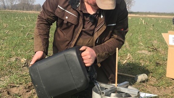Christian Behn überprüft auch die Wasseraufnahmefähigkeit seines Bodens.  Foto: Sven Jachmann