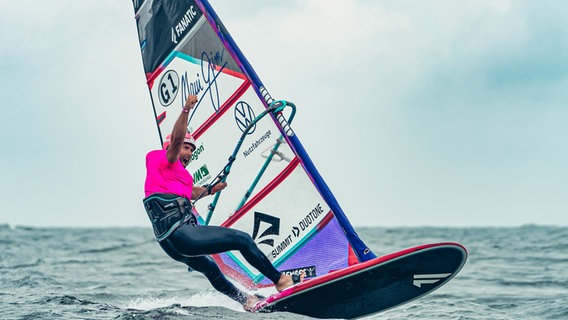 Windsurfer Vincent Langer auf seinem Surfbrett. © Jens Scholz Foto: Jens Scholz