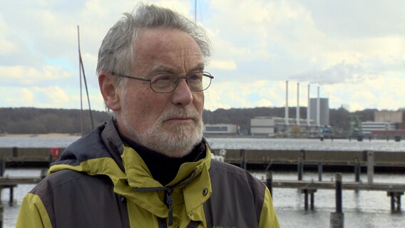 IfW-Handelsexperte Professor Rolf Langhammer steht bei einem Interview an der Kiellinie. © NDR 