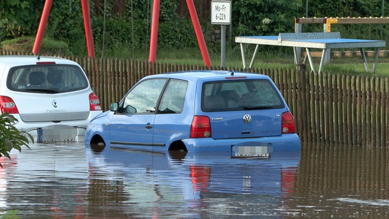 Nach einem Unwetter sind Straßen in Lasbek überflutet © Nonstopnews 