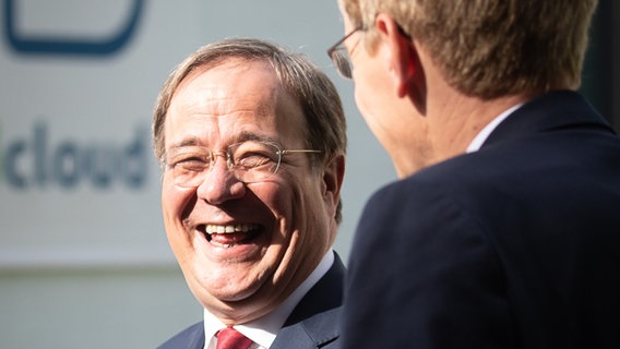 Armin Laschet (CDU, l), Ministerpräsident von Nordrhein-Westfalen, lacht neben Daniel Günther (CDU).  Foto: Christian Charisius