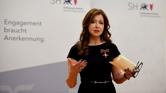 Die Sängerin Vicky Leandros erhält das Verdienstkreuz am Bande. Die Sängerin Vicky Leandros erhält das Verdienstkreuz am Bande. © dpa - Bildfunk Foto: Carsten Rehder