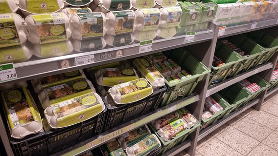 Many packs of eggs lie on the supermarket shelf.  © NDR Photo: Julian Marxen