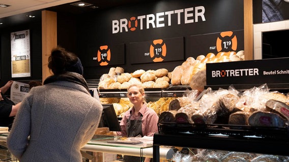 In einer Brotretter-Filiale wird Brot vom Vortag verkauft. © NDR Foto: Astrrid Wulf