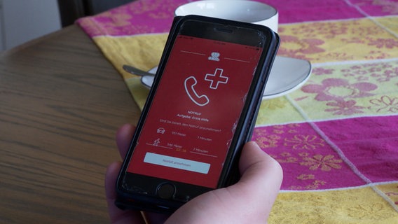Über die APP Saving Life werden Ersthelfer über Notfälle in ihrer Nähe informiert. © NDR 