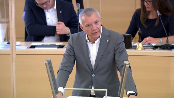 CDU-Abgeordneter Peter Lehnert spricht im Plenarsaal des Kieler Landtages. © NDR 