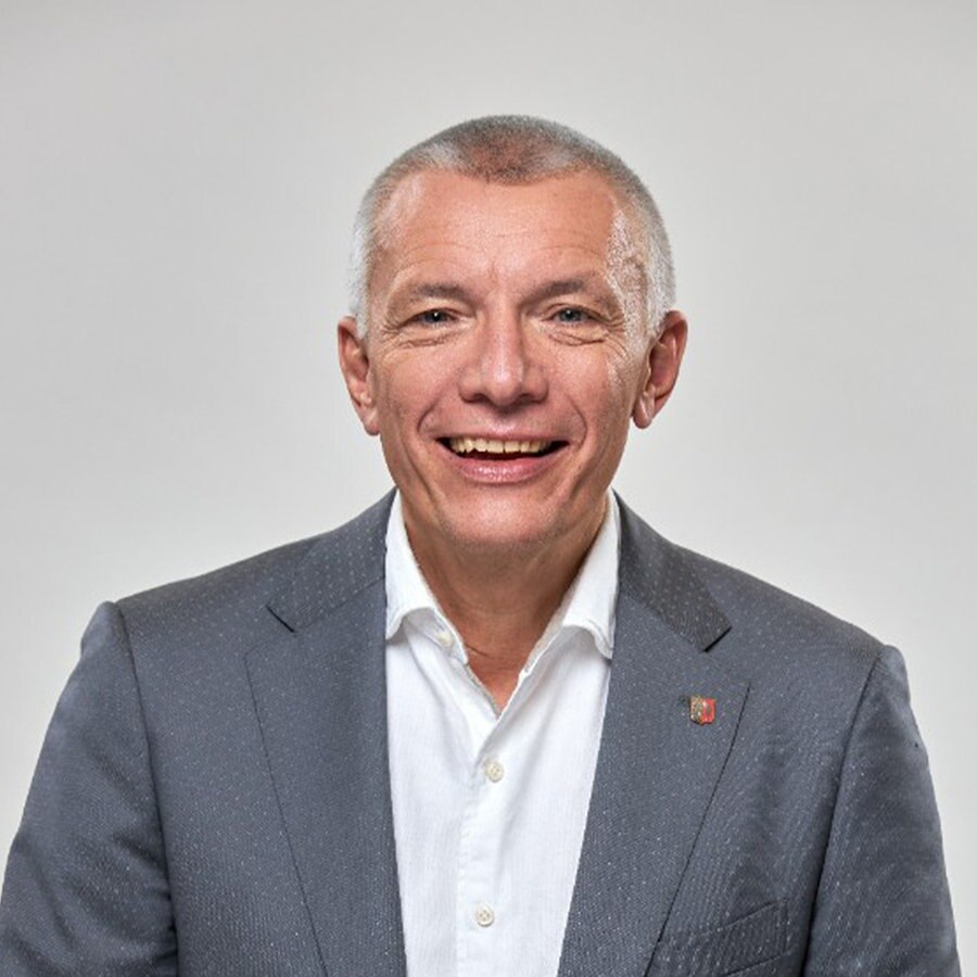 Peter Lehnert (CDU) lächelt in die Kamera. Peter Lehnert (CDU) lächelt in die Kamera.