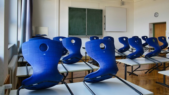 Stühle stehen in einem leeren Klassenzimmer auf den Tischen. © picture alliance / Eibner-Pressefoto Foto: Weber / Eibner-Pressefoto