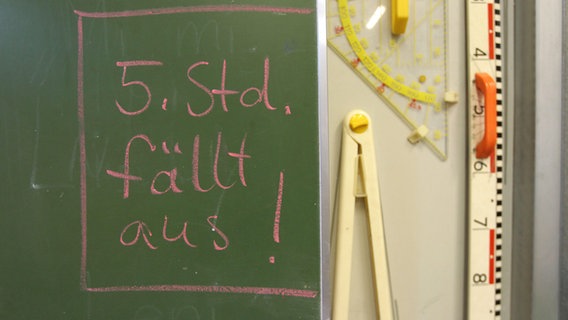 Auf einer Schultafel steht: Die fünfte Stunde fällt aus. © picture alliance Foto: Caro | Seeberg