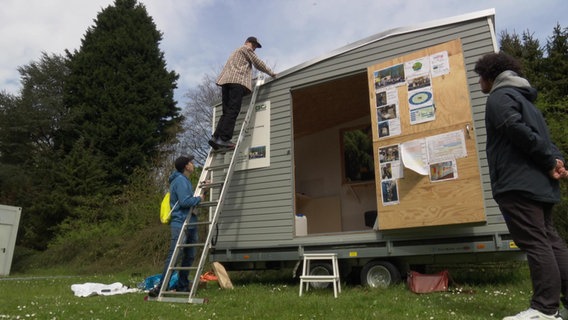 Schüler bauen ein Tiny House. © NDR 