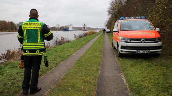 EIn Rettungswagen und eine Pressebetreuer stehen am Ufer des Nord- Ostsee- Kanals unweit der Kanalfähre Hohenhörn nach dem die Leiche eines Mannes gefunden wurde. © Westküsten-News 