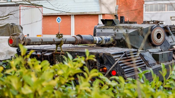 Ein Kampfpanzer "Leopard 1" auf dem Werksgelände der Flensburger Fahrzeugbau Gesellschaft (FFG) © picture alliance/dpa Foto: picture alliance/dpa | Axel Heimken