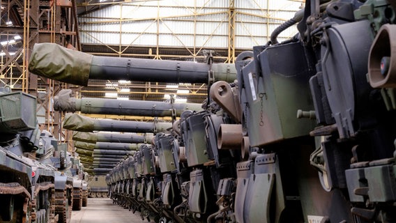 Eine Reihe von Lepard-Panzern in einer Lagerhalle © picture alliance / abaca Foto:  Monasse Thierry/ANDBZ/ABACA