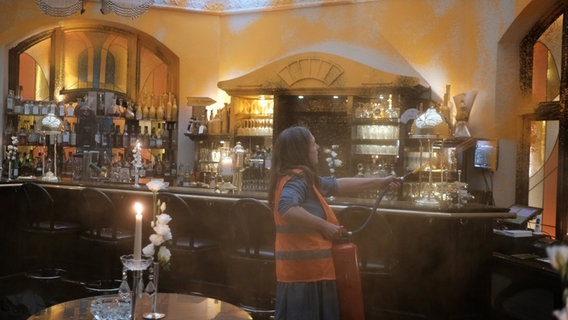 Anhänger der Klimaschutz-Initiative besprühen eine Bar auf Sylt mit orangener Farbe © dpa-Bildfunk Foto: Jonas Gehring/Letzte Generation/dpa
