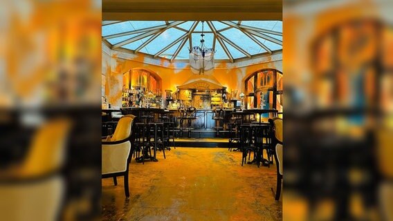 Bar "Miramar" auf Sylt mit orangener Farbe beschmiert © @miramarsylt/ Instagram 