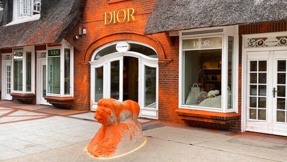 Orangene Farbe klebt am Eingang des Geschäftes "Dior" auf Sylt © NDR Foto: Andreas Rackow