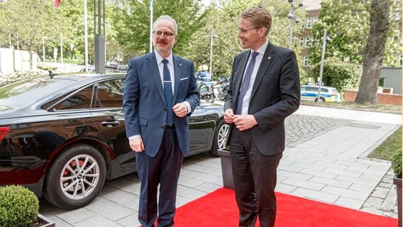 Daniel Günther (CDU, r), Ministerpräsident Schleswig-Holsteins, begrüßt den lettischen Präsidenten Egils Levits zu einem Arbeitsgespräch.  Foto: Markus Scholz