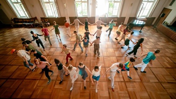 Menschentanzen gemeinsam beim Liberation Dance Training. © Kreis Pinneberg Foto: Kreis Pinneberg