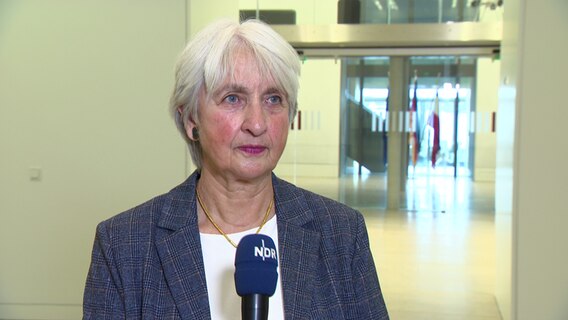 Schleswig-Holsteins Opferschutzbeauftragte Ulrike Stahlmann-Liebelt steht für ein Interview vor der Kamera. © NDR 