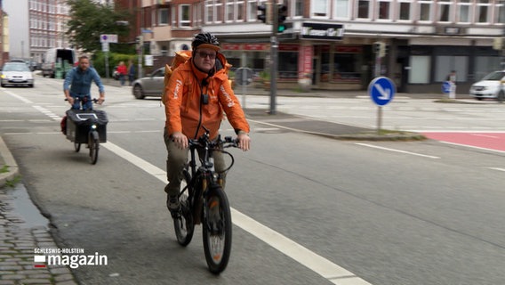 Ein Mitarbeiter von Lieferando unterwegs mit dem Fahrrad. © NDR 