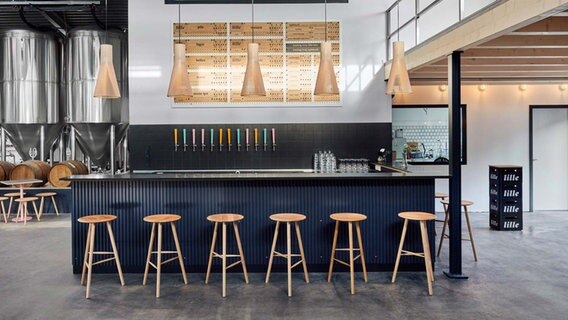 Die Bar im Schankraum der Lille-Brauerei. © Lillebräu 