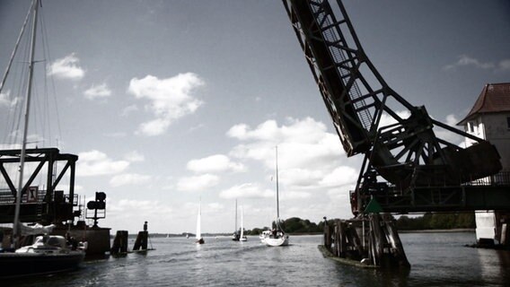 Die geöffnete Schleibrücke in Lindaunis. © NDR Foto: NDR