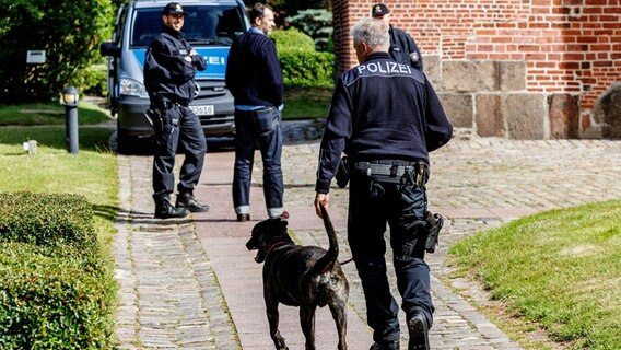 Sylt: Einsatzkräfte der Polizei untersuchen mit Hunden die Kirche in der Finanzminister Lindner (FDP) und seine Frau heiraten. © dpa Bildfunk Foto: Axel Heimken