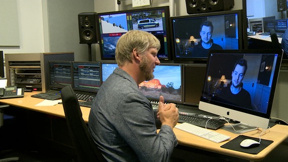 NDR Reporter Kai Peuckert (links) spricht mit dem Produzenten und Autor Christian Linke. © NDR 