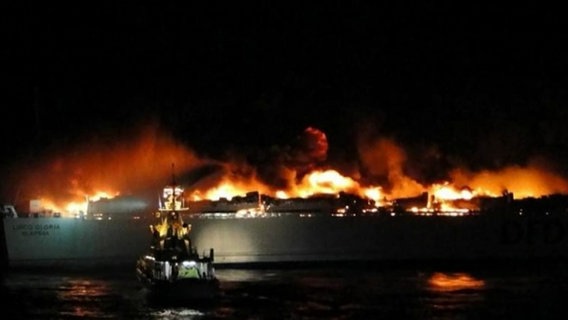 Rettungskräfte versuchen 2010 die brennende Ostseefähre "Lisco Gloria" zu löschen.  