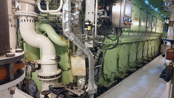 Ein Maschinenraum in einem Schiff, welches mit Flüssiggas betrieben wird. © NDR Foto: Oliver Kring