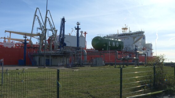 Ein LNG-Schiff liegt an einer Kaimauer © NDR 
