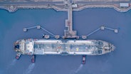 Ein schwimmendes LNG-Terminal aus der Vogelperspektive © picture alliance / ZUMAPRESS.com Foto: Excelerate Energy, Inc.