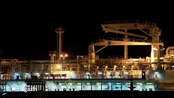 Großes schwimmenden LNG-Terminal-Schiff liegt im Hafen von Brunsbüttel. © NDR 
