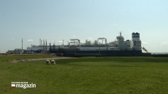 Das schwimmende LNG-Terminal in Brunsbüttel. © NDR 
