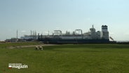 Das schwimmende LNG-Terminal in Brunsbüttel. © NDR 