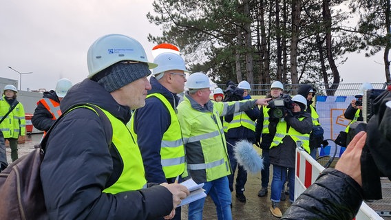 Frank Ohm von SH-Netz zeigt Minister Goldschmidt den nahenden Abschluss der Arbeiten am Gaseinspeisepunkt. © NDR Foto: Oliver Kring