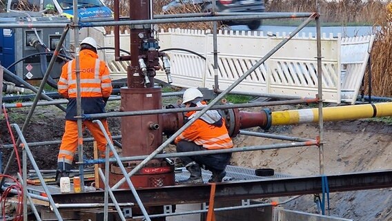 Arbeiter montieren Rohrleitungen in und an der Baugrube zum Anschluss des LNG Terminals an Gasnetz. © NDR Foto: Oliver Kring