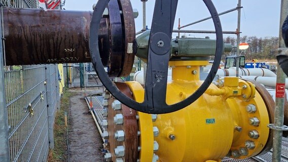 Das bräunliche Rohr oben links im Bild und das helle Rohr rechts im Bild werden über das gelbe Zwischenstück miteinander verbunden. © NDR Foto: Oliver Kring