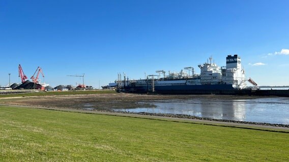 Ein großes, schwimmenden LNG-Terminal-Schiff liegt im Hafen von Brunsbüttel. © Tobias Gellert / NDR Foto: Tobias Gellert