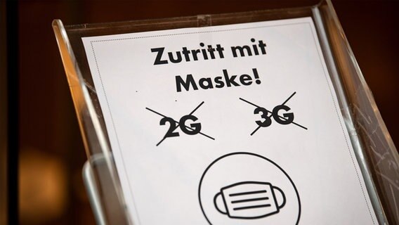 Ein Schild vor einem Geschäft bedruckt mit Eintrittsregeln © dpa Foto: Sina Schuldt