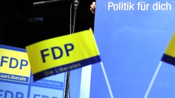 FDP Logo gedruckt auf gelb-blauen Fähnchen. © dpa Foto: Becker & Bredel