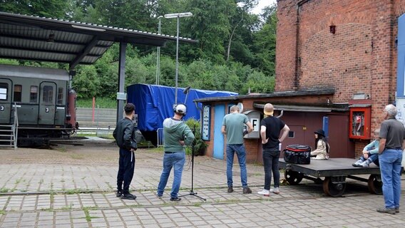 Ein Filmteam dreht auf dem Gelände des Eisenbahnmuseums Lokschuppen Aumühle. © Anne Passow Foto: Anne Passow