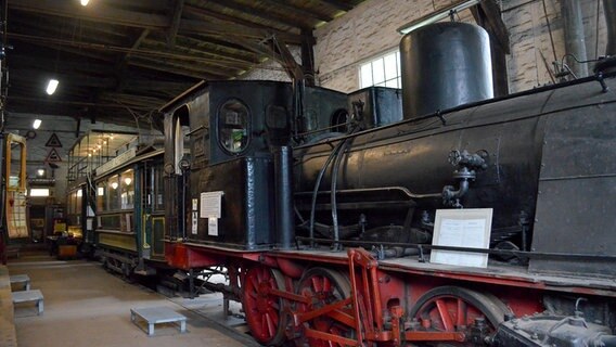 Eine Dampflok aus dem Jahr 1928 steht im Lokschuppen des Eisenbahnmuseums Aumühle. © Anne Passow Foto: Anne Passow