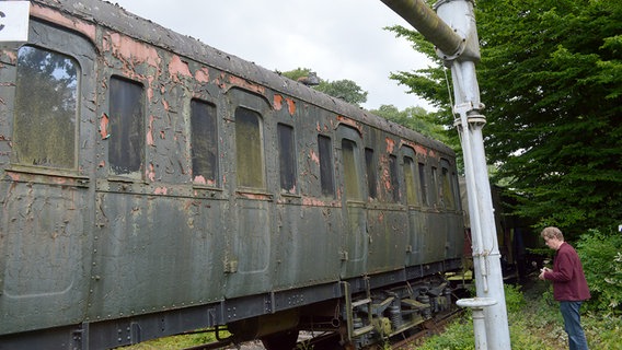 Ein alter Waggon steht auf dem Gelände des Eisenbahnmuseums Lokschuppen Aumühle. © Anne Passow Foto: Anne Passow